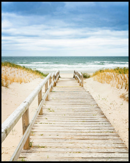 Leinwandbild von einem Steg aus Holz der durch sandige Dünen zum Strand führt.