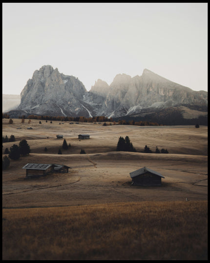 Ein Poster von einer Alm in den Dolomiten bei Sonnenaufgang.