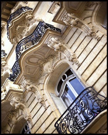 Ein Poster von einer kunstvoll verzierten Fassade mit Balkonen in Paris.