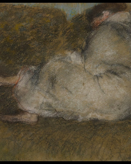 Femme assise sur un divan