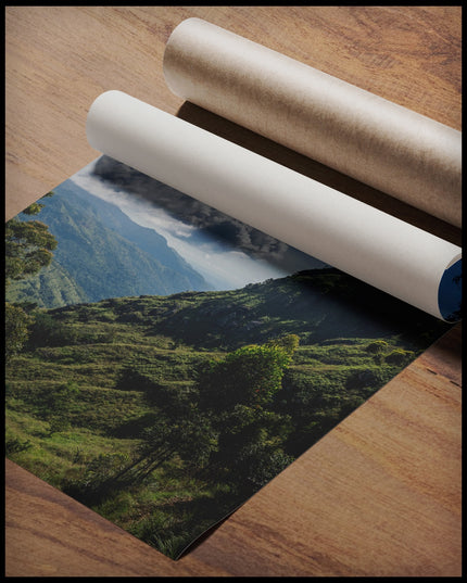 Ein Poster einer bewaldeten Berglandschaft in einer tropischen Region, gerollt auf einer Holzoberfläche liegend