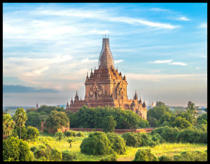 Ein Poster von einem hohen Tempel inmitten einer bewachsenen Landschaft.