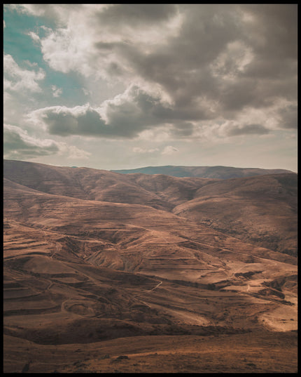 Ein Poster von einer trockenen, hügeligen Landschaft.