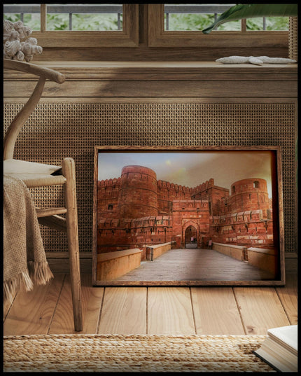 Ein gerahmtes Poster vom Agra Fort in Indien bei Sonnenuntergang, vor einem Fenster an die Wand angelehnt