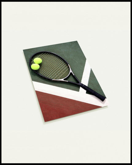 Eine Postkarte von einem Tennisschläger und zwei Tennisbällen auf einem Tennisplatz mit grünen und roten Feldern.